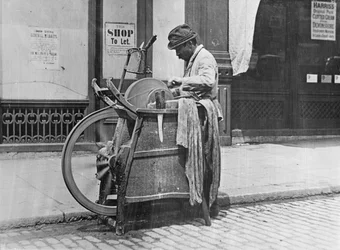Un afilador de cuchillos de Londres, 1894